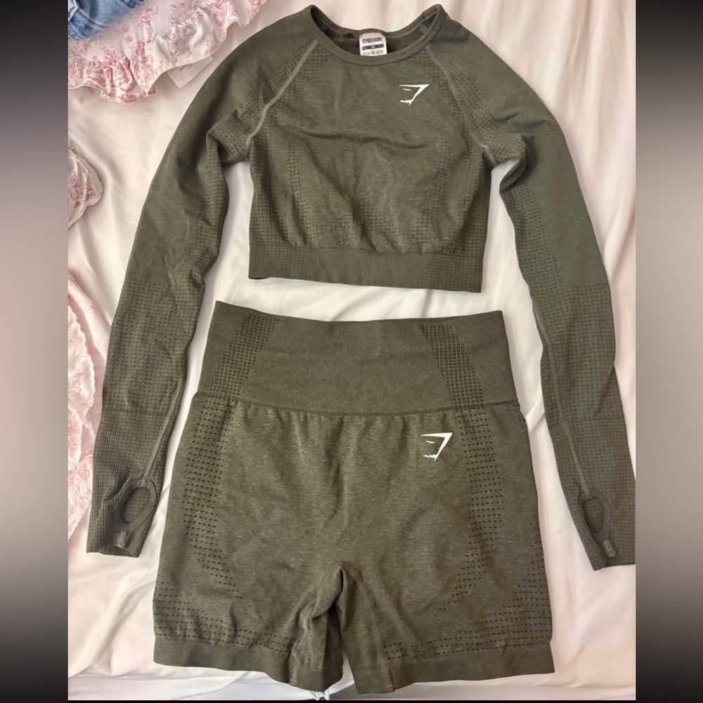 Gymshark Olive Green Seamless TOP ( it does not include bottom shorts)